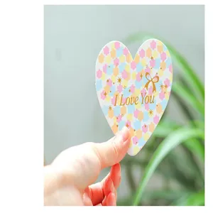 Tarjeta de felicitación en forma de corazón con diseño floral pastel para tus deseos
