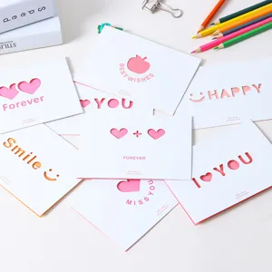 Set de tarjetas de felicitación huecas de San Valentín con corazones para feliz cumpleaños.