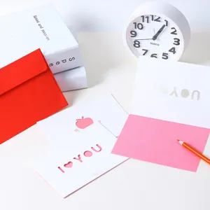 Set de tarjetas de felicitación huecas de San Valentín con sobre rojo y diseño de corazón.
