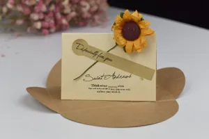 Tarjeta de felicitación vintage de papel kraft con girasol seco, ideal para cumpleaños y festivales.