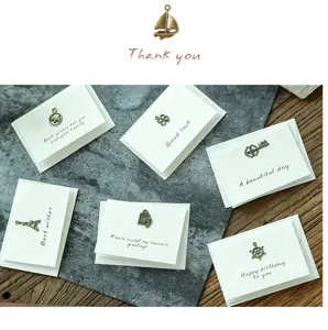Set de tarjetas de felicitación retro de metal con mensajes festivos para regalos.