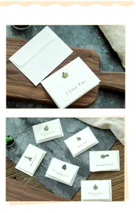 Juego de tarjetas de felicitación con dijes de metal vintage y sobres, ideal para bodas y fiestas.