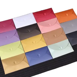 Sobres de papel perlado de colores con cierre de corazón para tarjetas de felicitación