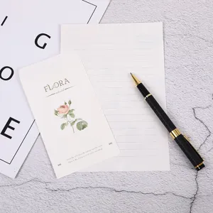 Set de papelería floral vintage con sobres, papel rayado y elegante bolígrafo.