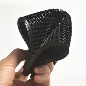 Vue détaillée du tapis isolant en silicone noir à alvéoles souple, accessoire de cuisine.