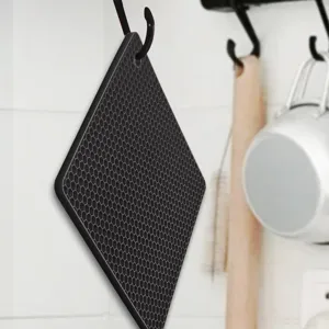 Tapis d isolation thermique en silicone noir motif nid d abeille losange detail cuisine.