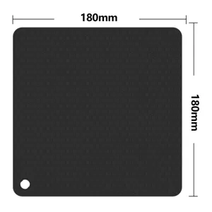 Tapis isolant thermique carré en silicone avec texture antidérapante et trou de suspension.