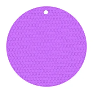Gros plan du dessous de plat rond en silicone violet avec une texture en nid d'abeilles.