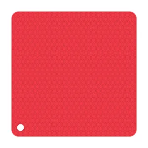 Vue détaillée du set de table carré en silicone rouge avec texture nid d'abeille et trou.