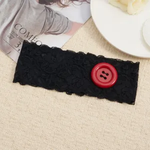 Zwarte kanten haarband detail met grote rode knop, stijlvol elastisch haaraccessoire.
