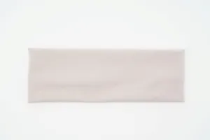 Knitted wide headband detail view, soft and stretchy fabric for comfortable daily wear.