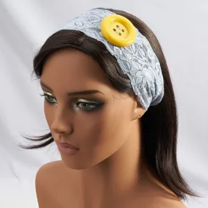Lichtblauwe kanten haarband met een grote gele knop, elastisch mode-haaraccessoire.