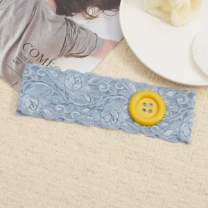 Blauwe kanten haarband met een grote gele knop, elastisch haaraccessoire voor dagelijks gebruik.