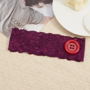 Chique paarse kanten haarband met een opvallende rode knop, elastische haaraccessoire.