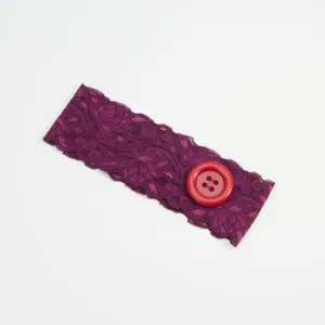 Donkerpaarse kanten haarband detail, elegant bloemenpatroon met rode knop, zacht en elastisch.