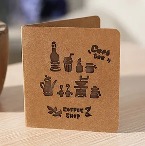 Détail carte de vœux kraft vintage, motif café découpé au laser, parfait pour café cadeau.