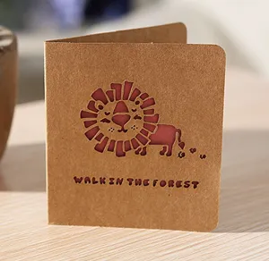Détail de carte de vœux en papier kraft rétro évidé au laser avec joli motif de lion.