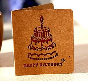 Carte de vœux en papier kraft rétro découpée au laser pour anniversaire et fêtes.