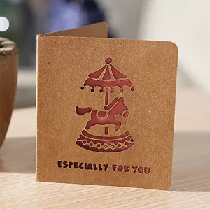 Carte de vœux vintage en papier kraft avec design de carrousel découpé au laser pour fêtes.