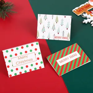Set de tarjetas de felicitación navideñas con árboles festivos y rayas para las fiestas.