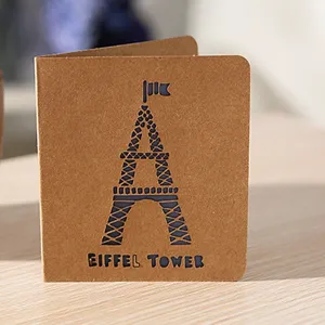 Carte de vœux rétro en papier kraft découpée au laser avec motif Tour Eiffel élégant.