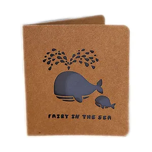 Carte de vœux en papier kraft avec motif de baleine découpé au laser pour anniversaire et fêtes.