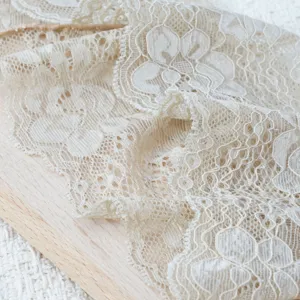 Exquisites beiges Spitzenstoff-Detailbild, elegante hohle Blumendekoration für DIY-Bastelarbeiten.