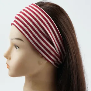 Nahaufnahme eines rot-weiß gestrickten Sportstirnbandes, ideal für Yoga und Fitness.