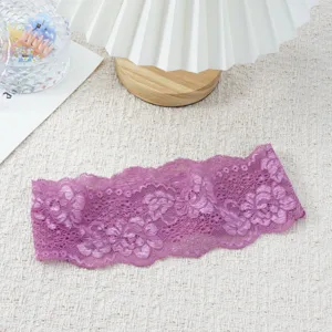 Lila elastisches Spitzen-Haarband Detail, vintage florales hohles Haaraccessoire fuer Damen chic.