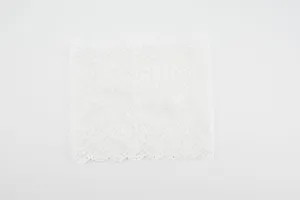 Witte brede kanten haarband elastische boho haaraccessoire met opengewerkt bloemendesign.