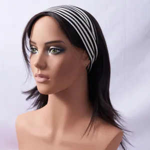 Detailaufnahme des schwarz-weißen gestreiften Stirnbands aus Strick, ideal für Yoga und Sport.