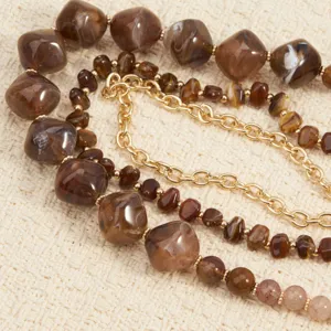 Boheemse meerlagige kralenketting met bruine harskraaltjes en gouden ketting voor strandfeest.