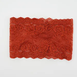 Detailweergave van de brede elastische kanten hoofdband met ingewikkeld bloemdessin