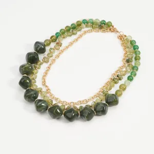 Gedetailleerd overzicht van de prachtige boheemse meerlaagse groene kralen en gouden ketting.
