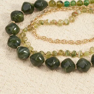 Bohemian meerlaagse kralenketting detail, groene kralen en gouden ketting voor dames.