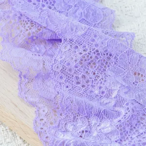Lila elastischer Spitzenbesatz, zartes florales Muster für Haarschmuck und Bastelarbeiten.