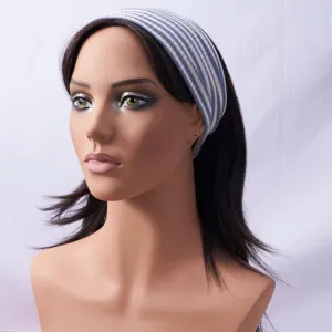Nahaufnahme des blau-weiß gestreiften Strick-Haarbands, ideal für Yoga und Fitness.