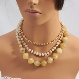 Gedetailleerd overzicht van de meerlaagse boheemse kralenketting, met prachtige textuur en fijn design.