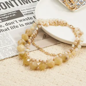 Boho meerlagige kralenketting met gouden ketting, elegant vakantiesieraaddetail.