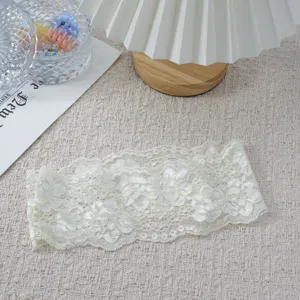 Weißes elastisches Spitzenstirnband, zartes ausgehöhltes Haarschmuck für Damen elegant.