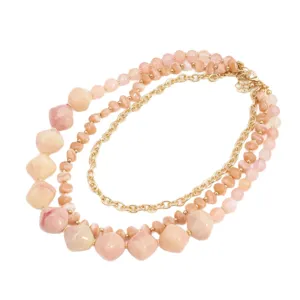 Boheemse gelaagde kralenketting met gouden ketting, elegante perzikmralen voor strandfeest.