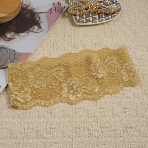 Detailaufnahme des eleganten goldenen elastischen Spitzenstirnbandes mit Blumenmuster.