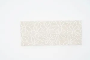 Bandeau élastique beige avec marguerites brodées blanches, accessoire de cheveux yoga vintage.
