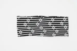 Bandeau de yoga élastique rayé noir et blanc, vintage tricoté bandeau pour les sports.