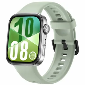 Primer plano detallado de la correa de smartwatch de silicona suave en verde claro.