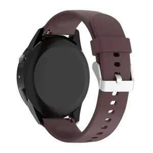 Nahaufnahme des braunen Silikon-Uhrenarmbands mit Metallschnalle und Schnellverschluss.