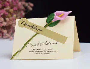 Tarjeta de felicitación de papel kraft vintage con lirio rosa seco para regalos de DIY.