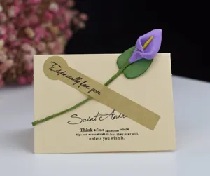 Tarjeta de felicitación vintage de papel kraft con flor de cala morada y texto elegante.