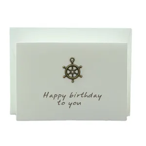 Tarjeta de felicitación de metal con timón mensaje de cumpleaños tarjeta de regalo vista principal