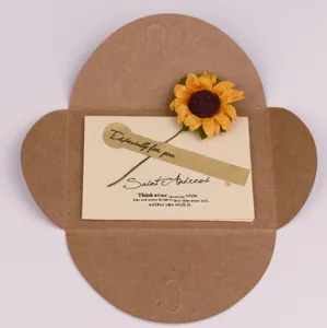 Tarjeta de felicitación vintage de papel kraft con girasol seco para regalos y fiestas.